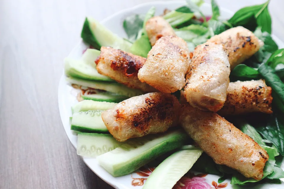 Bàn khách ngồi ngoài hiên
